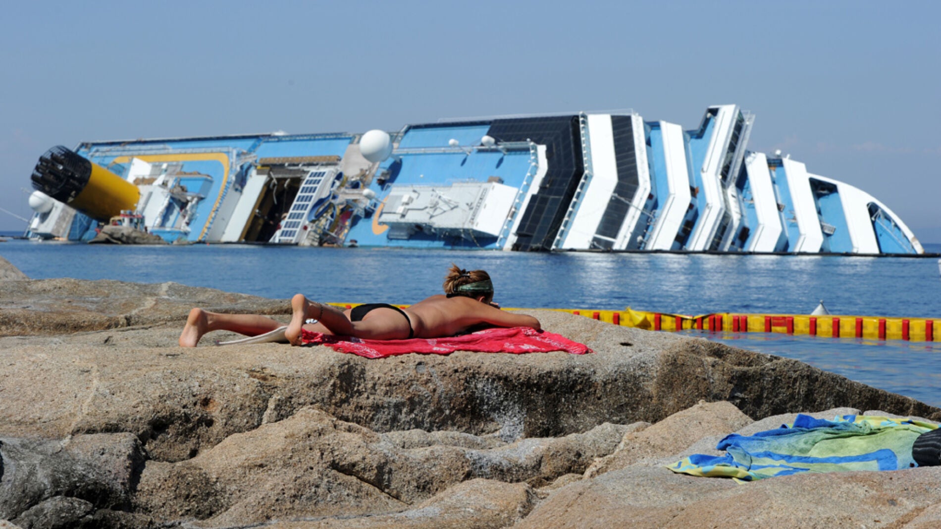 Una joven toma el sol frente al Concordia