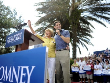 El candidato republicano a la vicepresidencia de Estados Unidos, Paul Ryan, junto a su madre en un discurso en Florida