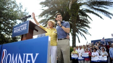 El candidato republicano a la vicepresidencia de Estados Unidos, Paul Ryan, junto a su madre en un discurso en Florida
