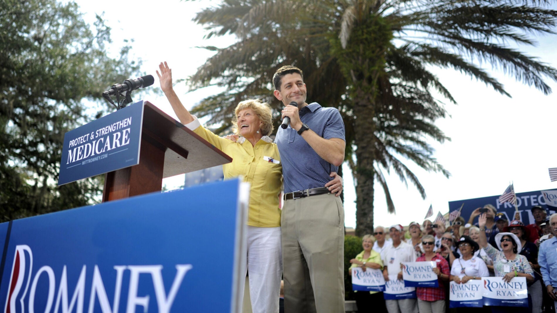 El candidato republicano a la vicepresidencia de Estados Unidos, Paul Ryan, junto a su madre en un discurso en Florida