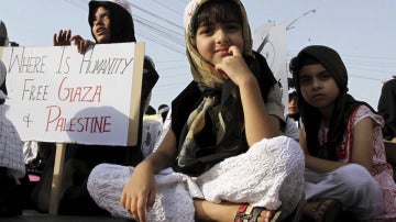 Niñas musulmanas pakistaníes participan en una concentración para reivindicar el día de Jerusalén, en Karachi, Pakistán