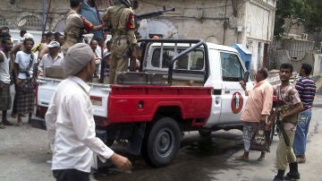 Soldados yemeníes vigilan la ciudad de Adén, al sur de Yemen, tras un ataque terrorista