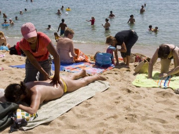 El fraudulento negocio de los masajes en las playas