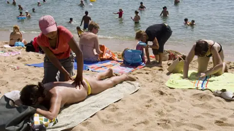 El fraudulento negocio de los masajes en las playas El fraudulento negocio de los masajes en las playas
