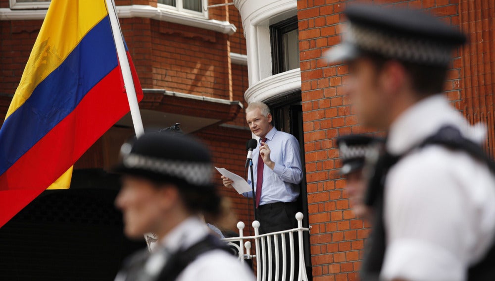 El fundador de WikiLeaks, Julian Assange, en un balcón de la embajada de Ecuador en Londres.