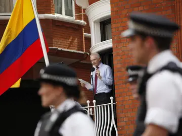 El fundador de WikiLeaks, Julian Assange, en un balcón de la embajada de Ecuador en Londres. El fundador de WikiLeaks, Julian Assange, en un balcón de la embajada de Ecuador en Londres.