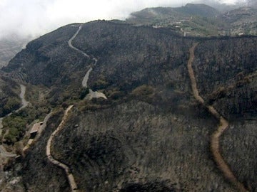 El fuego arrasa La Gomera 16 días después de que fuera declarado