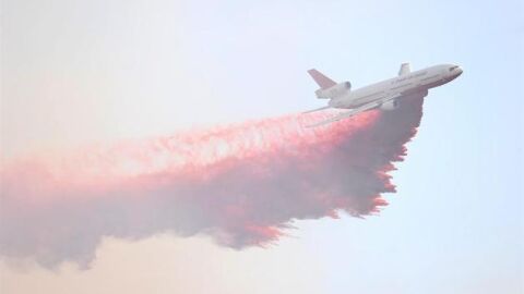 El fuego arrasa m&aacute;s de dos mil hect&aacute;reas en California