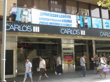 Seis detenidos por encaramarse a la sede del Partido Popular en Pamplona Seis detenidos por encaramarse a la sede del Partido Popular en Pamplona