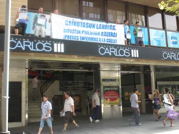 Seis detenidos por encaramarse a la sede del Partido Popular en Pamplona Seis detenidos por encaramarse a la sede del Partido Popular en Pamplona