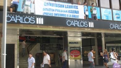 En libertad los imputados por encaramarse a la fachada del PP en Pamplona