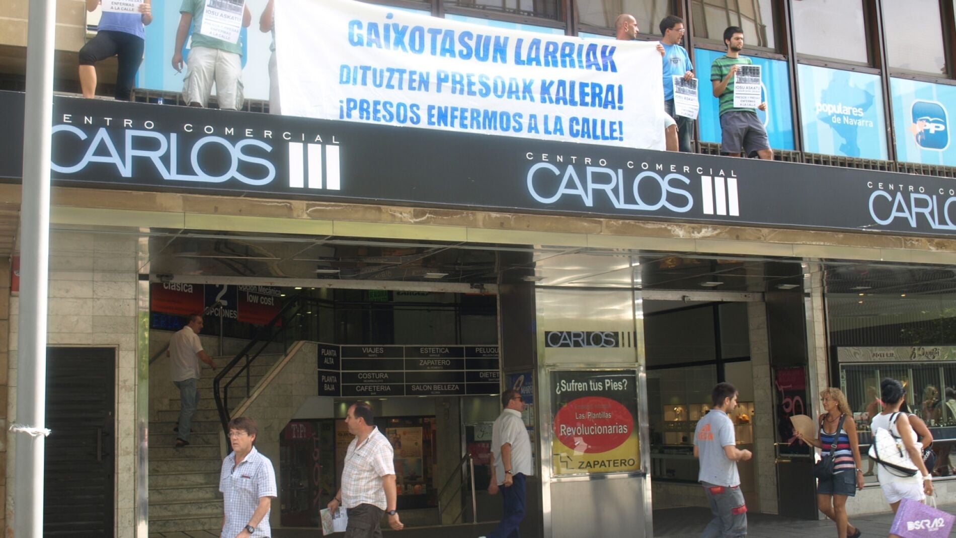 Seis detenidos por encaramarse a la sede del Partido Popular en Pamplona