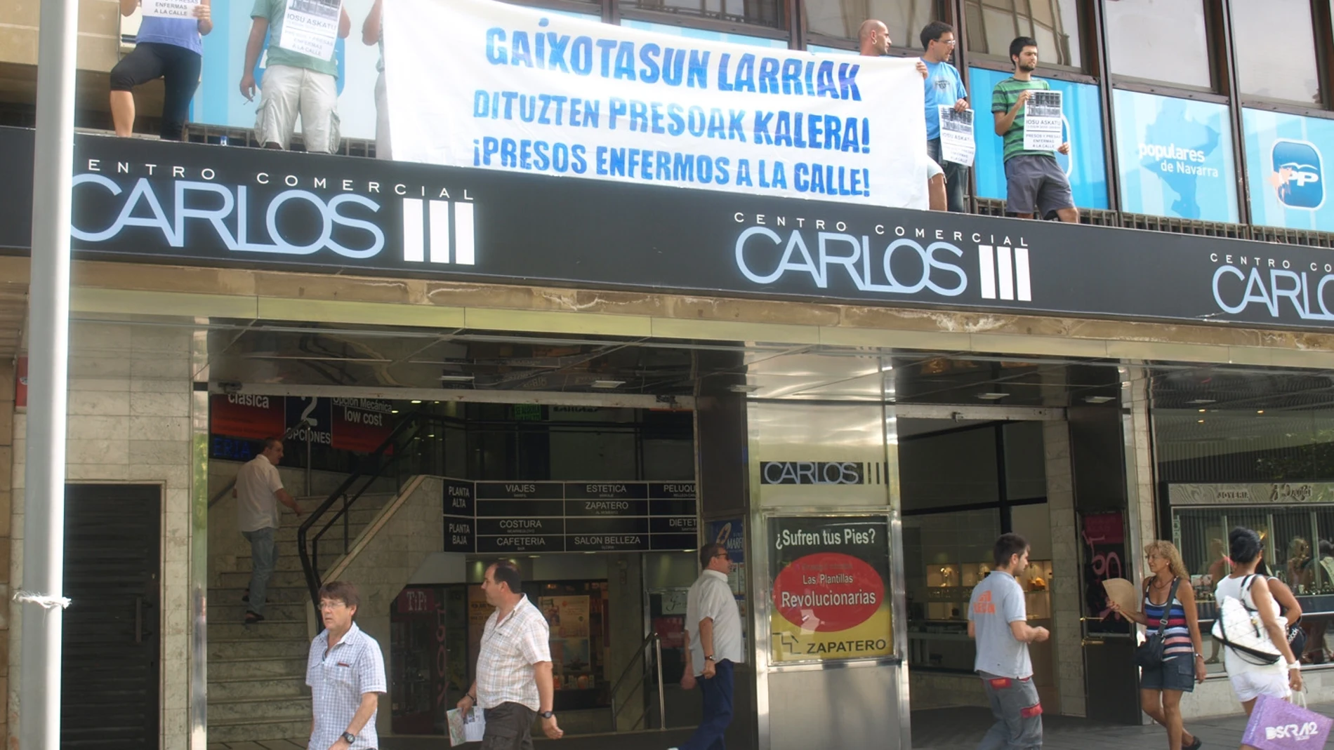 Seis detenidos por encaramarse a la sede del Partido Popular en Pamplona Seis detenidos por encaramarse a la sede del Partido Popular en Pamplona