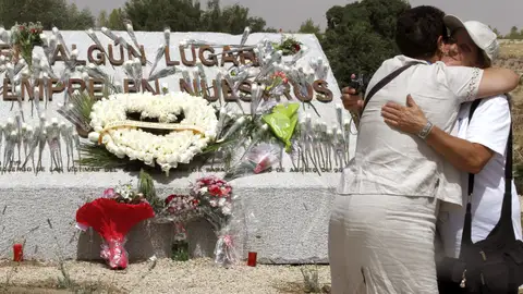 Familiares de las víctimas se abrazan ante la piedra de granito conmemorativa levantada en el lugar donde se produjo el accidente Familiares de las víctimas se abrazan ante la piedra de granito conmemorativa levantada en el lugar donde se produjo el accidente