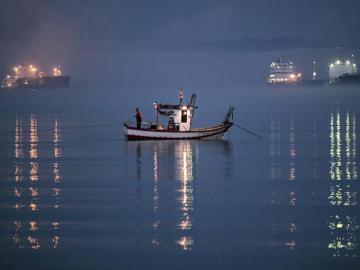 Un pesquero faena frente a Gibraltar