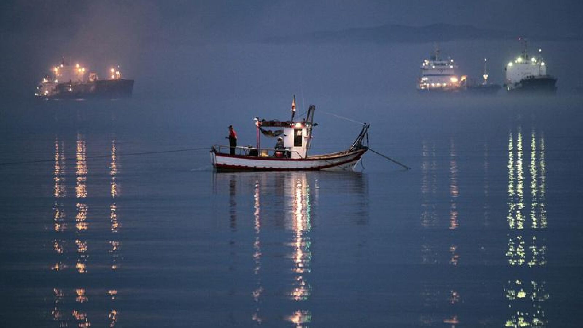 Un pesquero faena frente a Gibraltar