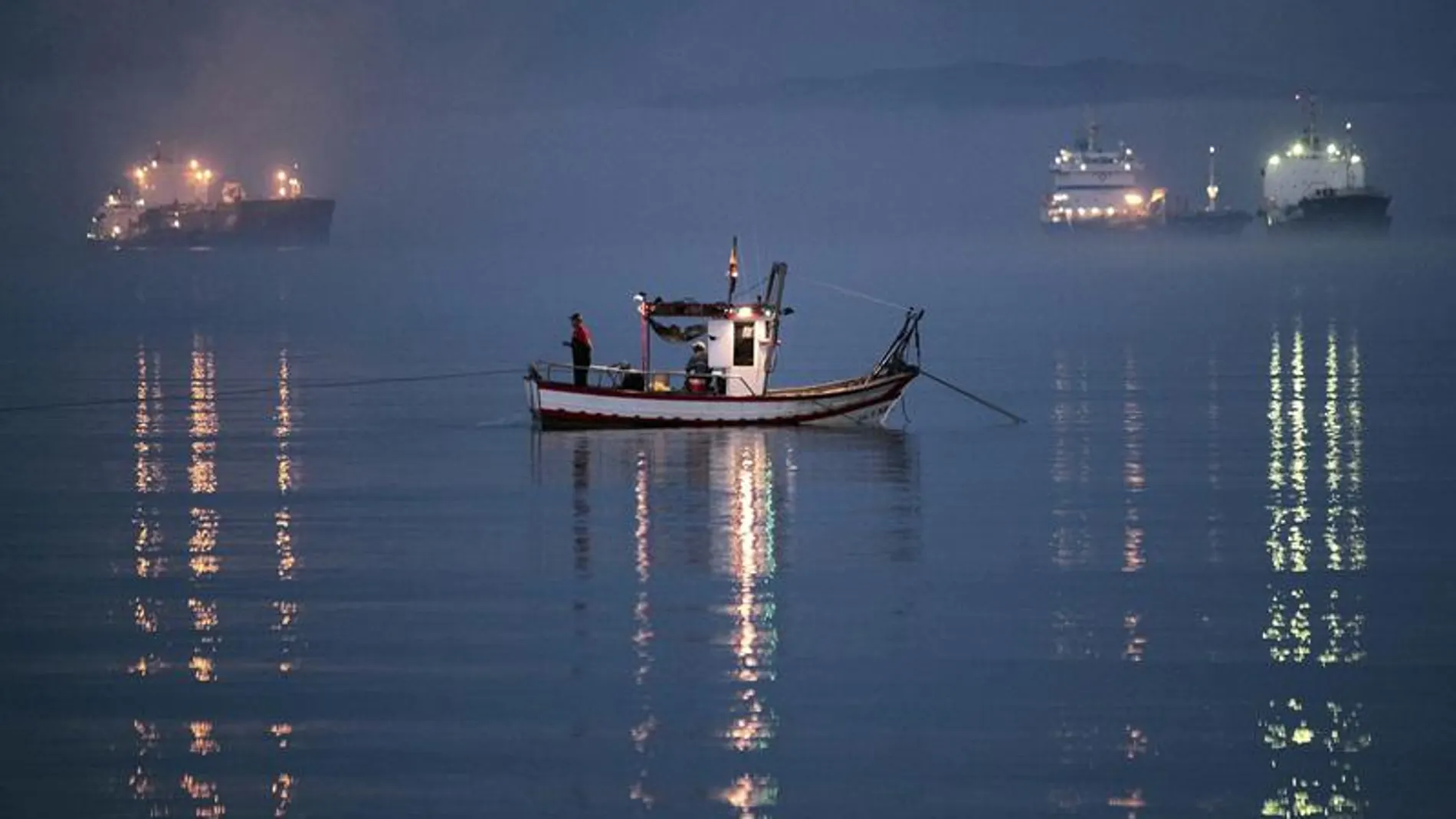 Un pesquero faena frente a Gibraltar Un pesquero faena frente a Gibraltar