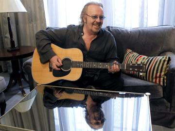 Umberto Tozzi a la guitarra