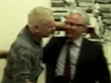 Garzón abraza a Assange Garzón abraza a Assange