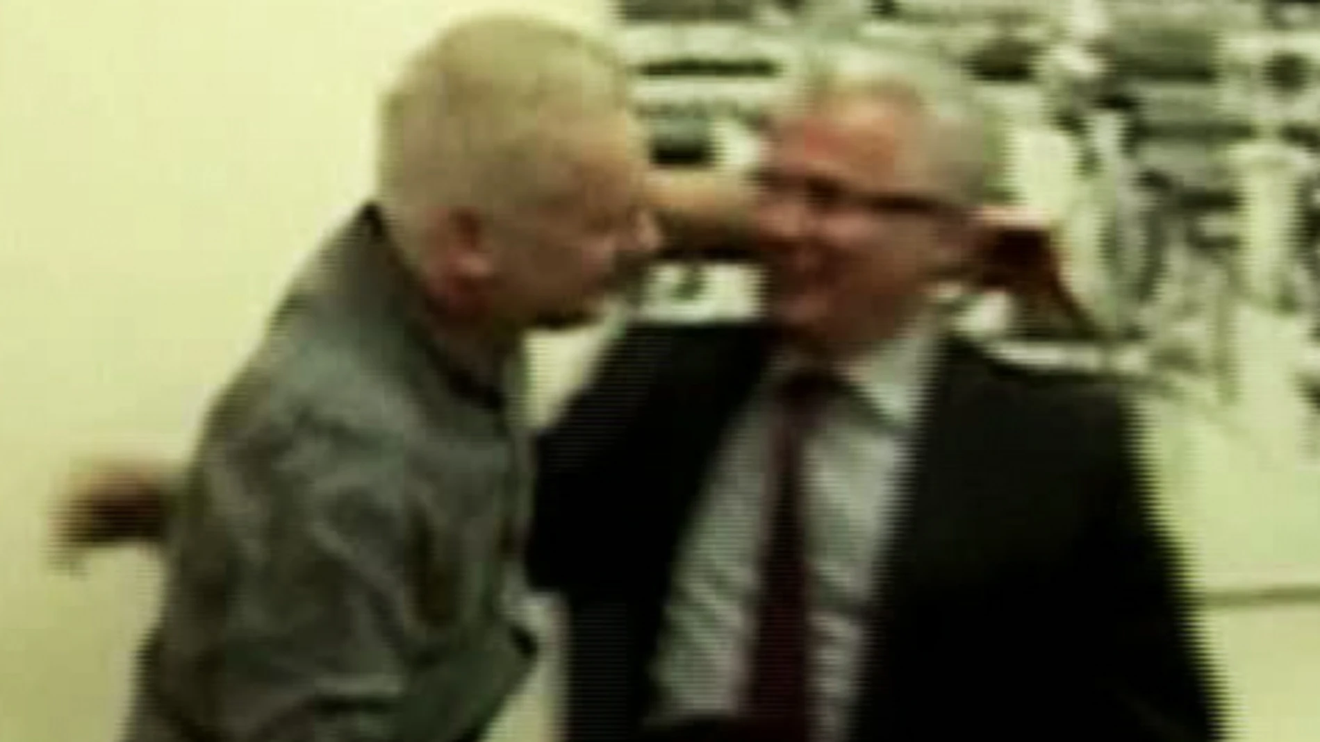 Garzón abraza a Assange Garzón abraza a Assange