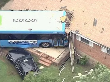 Un autobús se empotra contra una casa en Washington Un autobús se empotra contra una casa en Washington