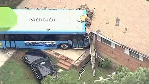 Un autobús se empotra contra una casa en Washington Un autobús se empotra contra una casa en Washington