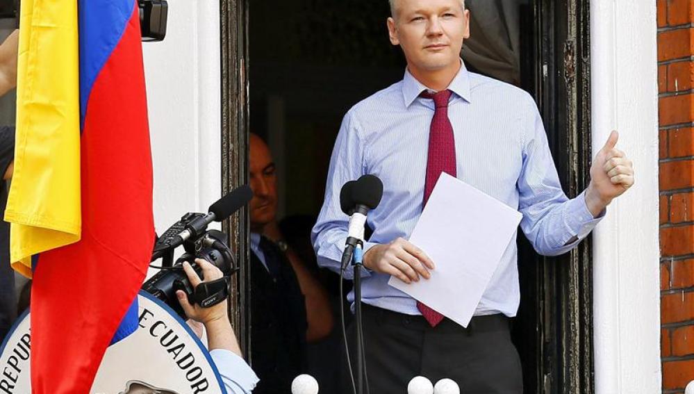 Julan Assange desde la embajada de Ecuador
