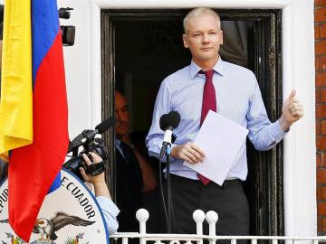 Julan Assange desde la embajada de Ecuador