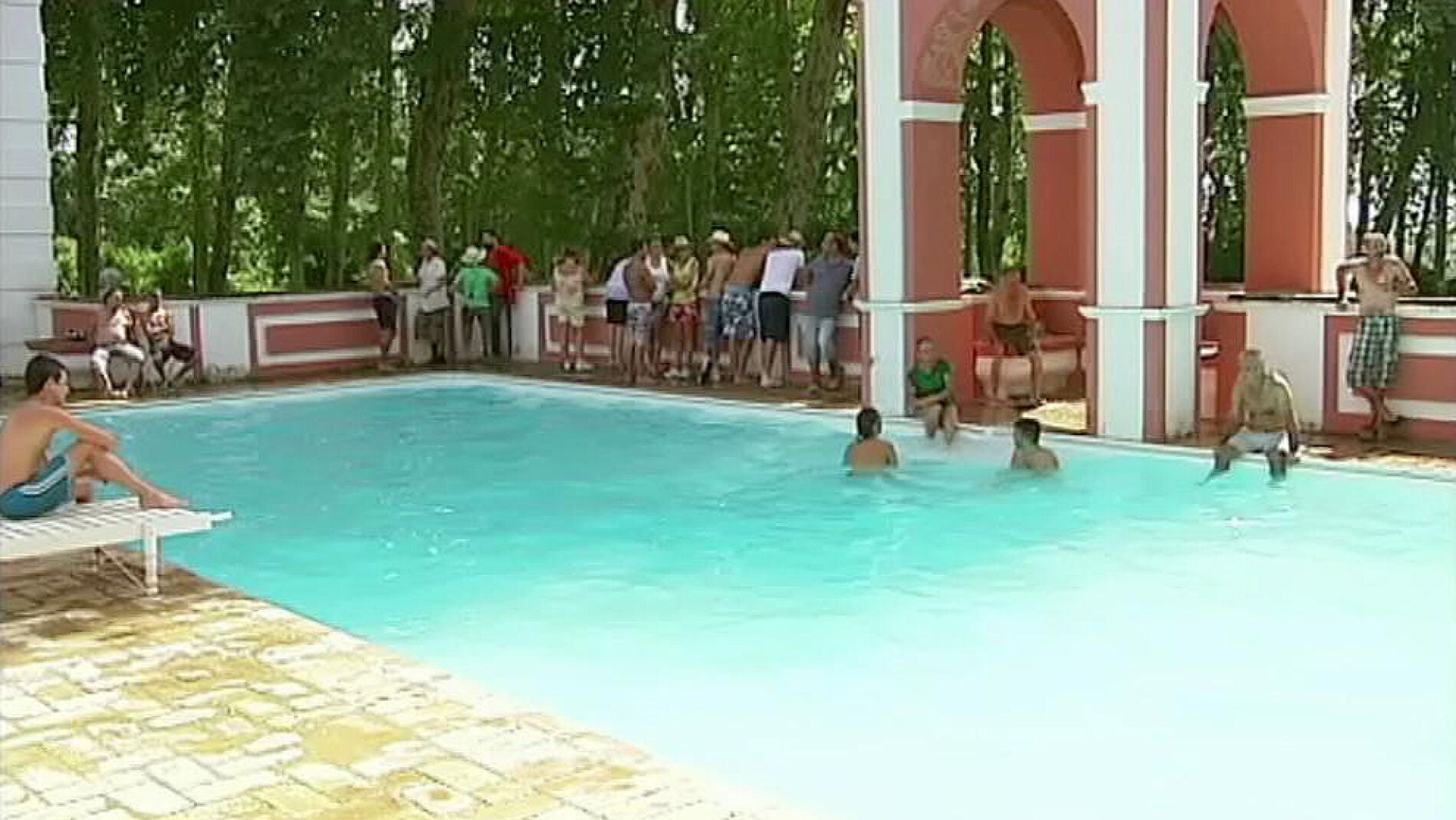 Los miembros del SAT se ba&ntilde;an en la piscina de la finca ocupada