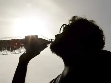 Un hombre refrescándose Un hombre refrescándose