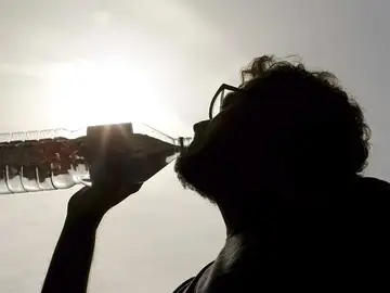 Un hombre refrescándose Un hombre refrescándose