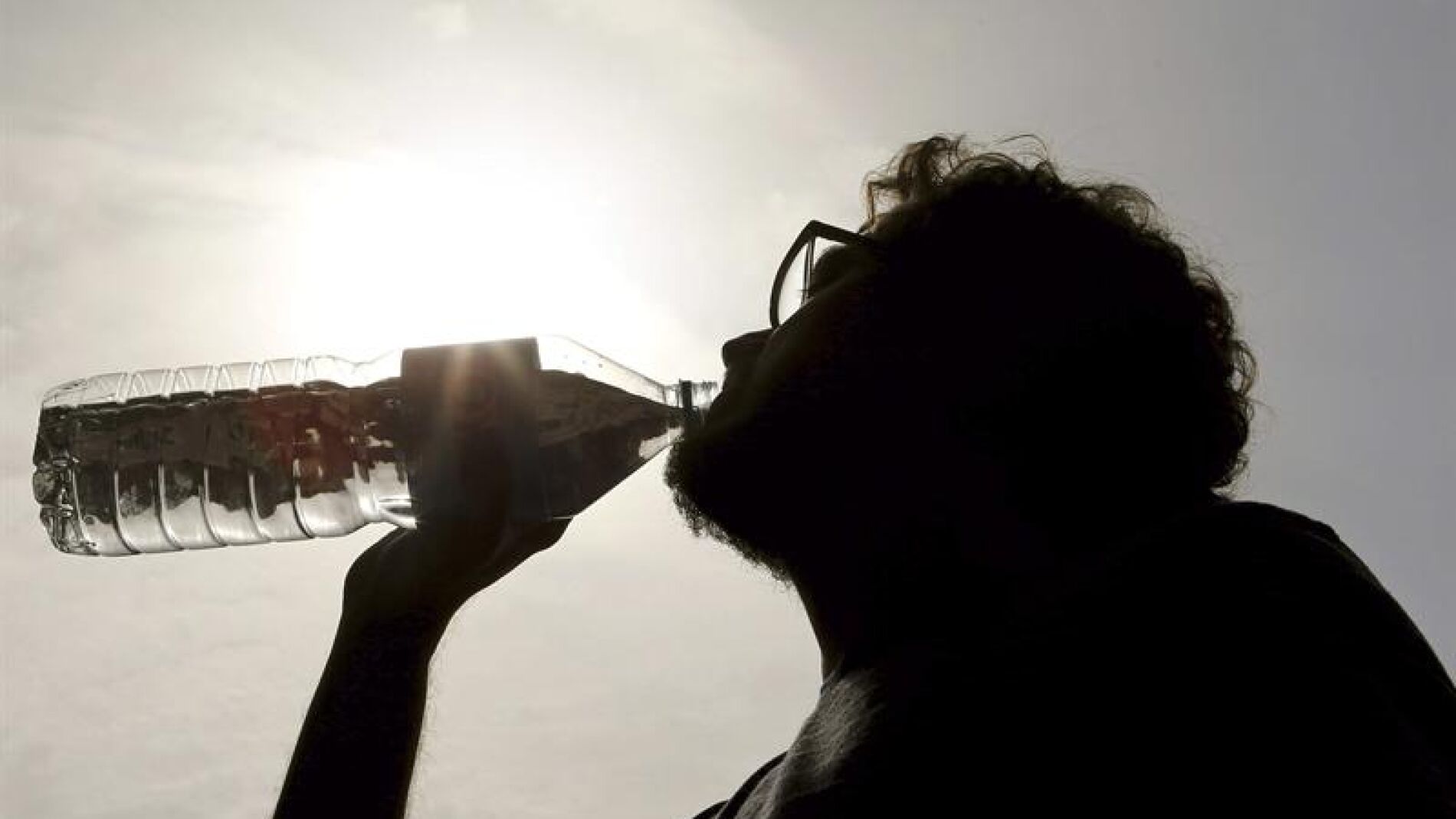 Un hombre refresc&aacute;ndose