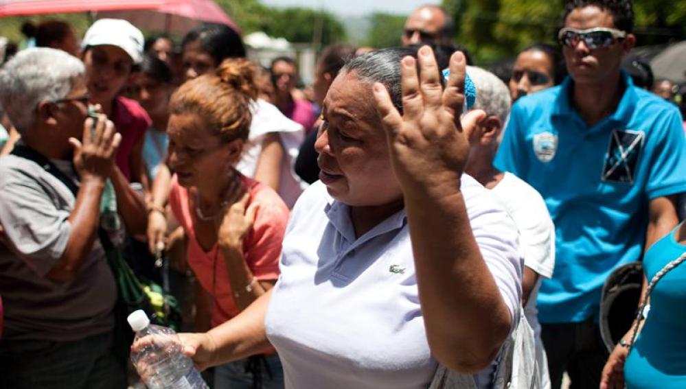 Familiares protestan a las puertas de la prisión venezolana