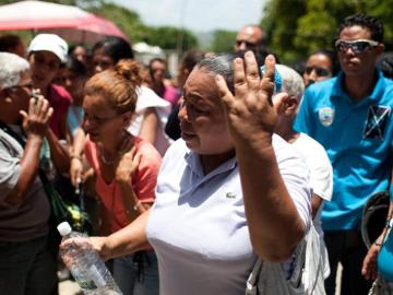 Familiares protestan a las puertas de la prisión venezolana