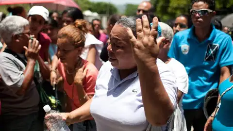 Familiares protestan a las puertas de la prisión venezolana Familiares protestan a las puertas de la prisión venezolana
