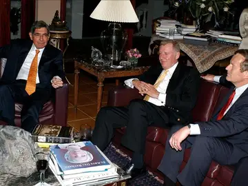 El republicano Todd Akin (a la derecha), en una reunión El republicano Todd Akin (a la derecha), en una reunión