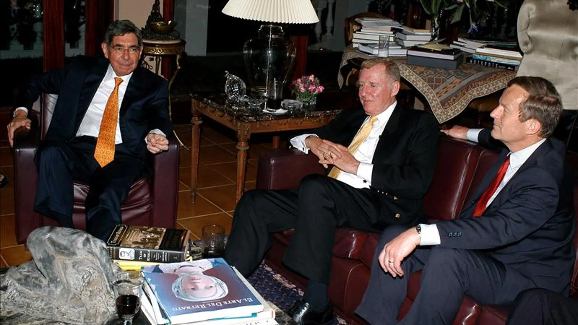 El republicano Todd Akin (a la derecha), en una reunión El republicano Todd Akin (a la derecha), en una reunión