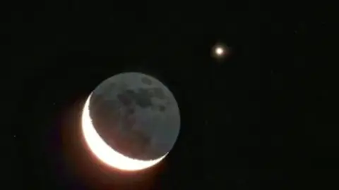 La luna cubre a venus durante un eclipse La luna cubre a venus durante un eclipse