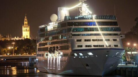 El buque 'Azamara Journey' en el Puerto de Sevilla