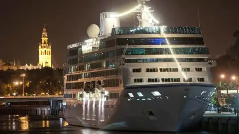 El buque 'Azamara Journey' en el Puerto de Sevilla El buque 'Azamara Journey' en el Puerto de Sevilla
