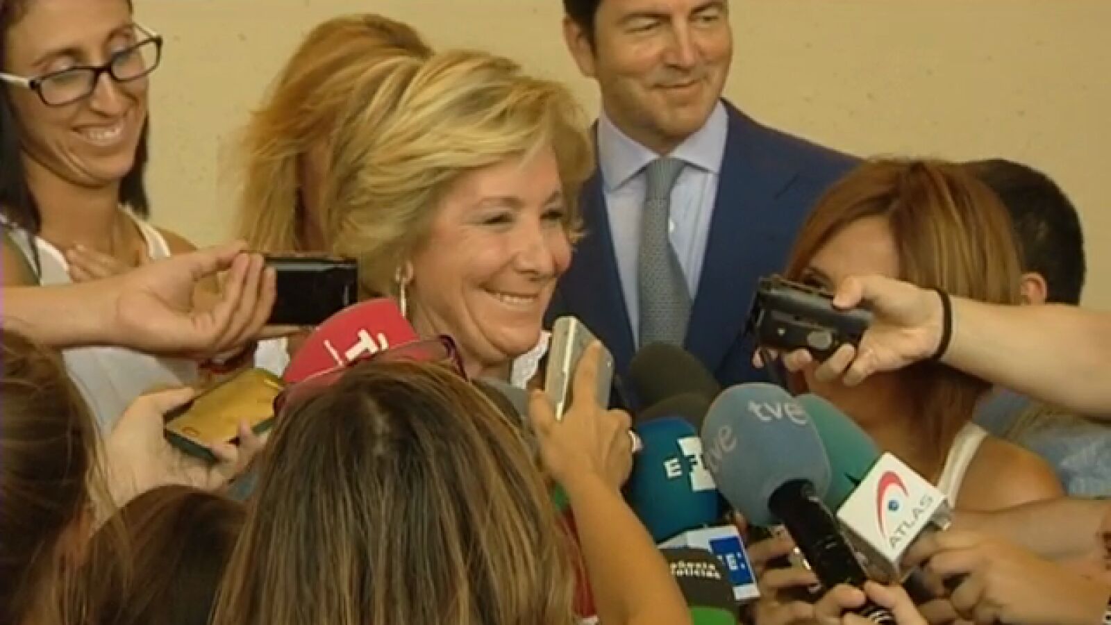 Aguirre responde con una sonrisa al ser preguntada por Eurovegas