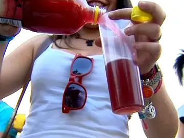 Consumo de alcohol por una joven Consumo de alcohol por una joven