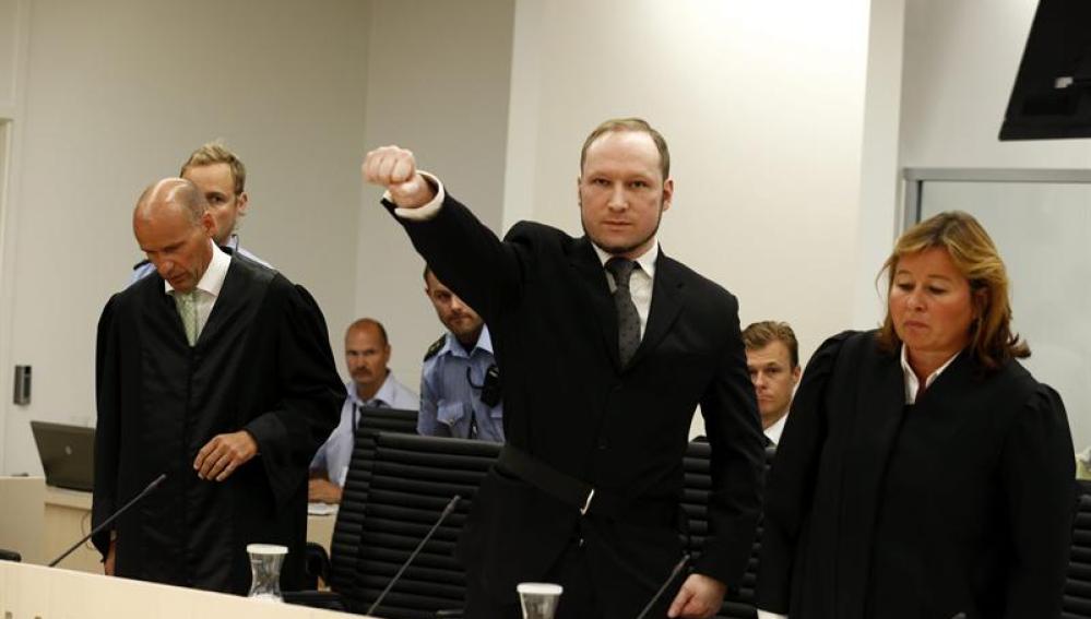Anders Breivik levanta el puño a su llegada al juzgado