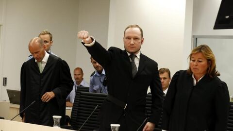 Anders Breivik levanta el pu&ntilde;o a su llegada al juzgado