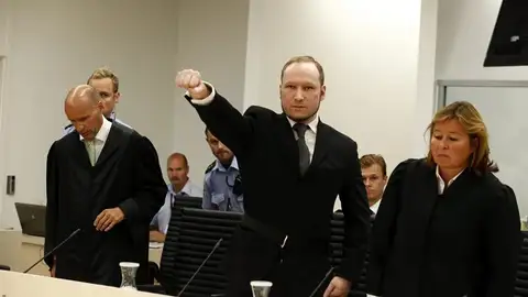 Anders Breivik levanta el puño a su llegada al juzgado Anders Breivik levanta el puño a su llegada al juzgado