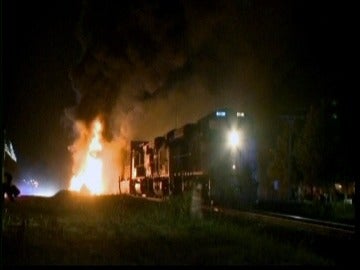 Un tren de mercancías choca contra un camión cisterna cargado de combustible en Texas