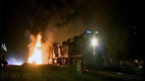 Un tren de mercanc&iacute;as choca contra un cami&oacute;n cisterna cargado de combustible en Texas