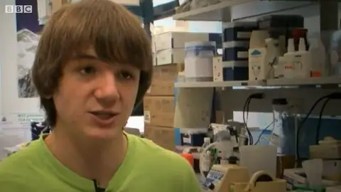 Jack Andraka con tan solo 15 años se ha hecho con el prestigioso premio Gordon E. Moore para el desarrollo en la mejora de pruebas de cáncer innovadoras. Jack Andraka con tan solo 15 años se ha hecho con el prestigioso premio Gordon E. Moore para el desarrollo en la mejora de pruebas de cáncer innovadoras.