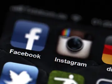 Logos de Facebook e Instagram en un teléfono Iphone Logos de Facebook e Instagram en un teléfono Iphone