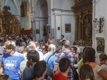 Decenas de ciudadanos guardan cola para fotografiarse con el eccehomo de Borja